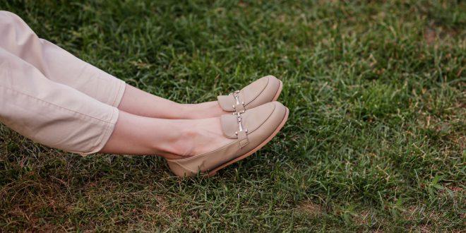 Frau trägt beige Mokassins mit passender Hose