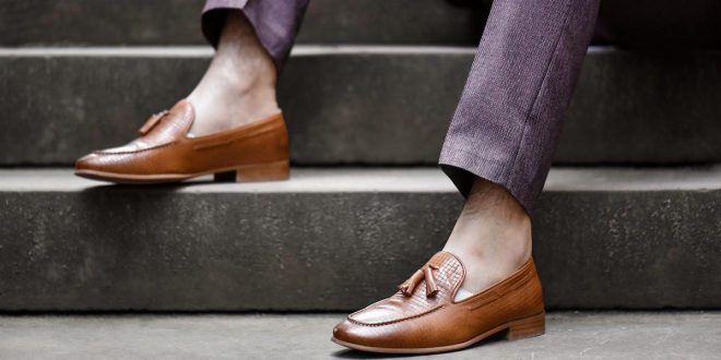 Mann trägt braune Slipper mit fliederfarbenem Anzug