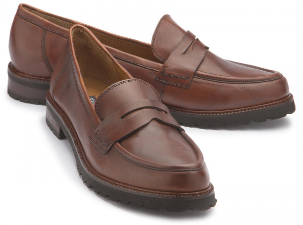 Loafers in oversizes: 2424-23